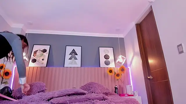 Nina Ford online show from 9, 4, 2026