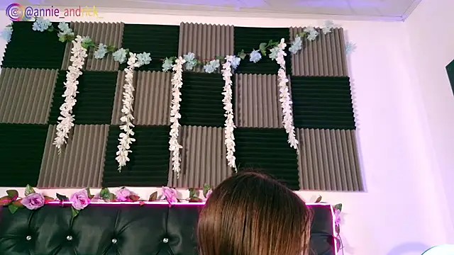  leda swan  online show from 5, 3, 2026