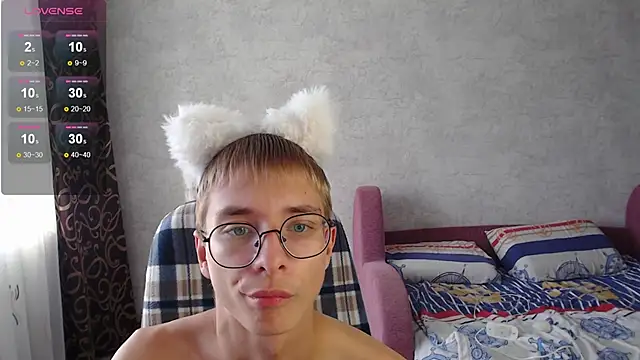 Snapshot of glasses_cat chatting on 10, 9, 2025 glasses cat online show from 10, 9, 2025