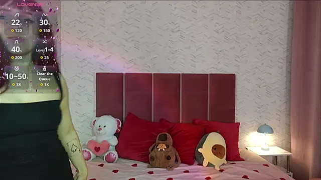 Snapshot of CoralineSky chatting on 12, 9, 2025 CoralineSky online show from 12, 9, 2025