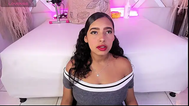 Snapshot of Zoe-Johnson_ chatting on 27, 5, 2026 Zoe-Johnson online show from 27, 5, 2026
