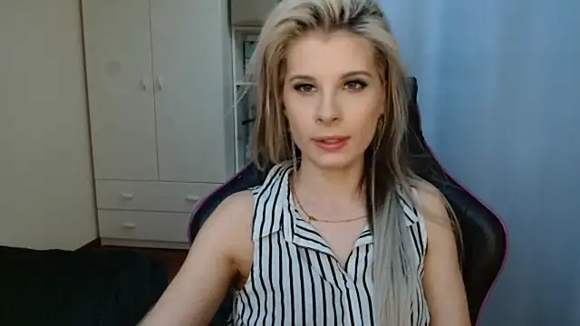 Snapshot of KristineGlow chatting on 3, 5, 2026 KristineGlow online show from 3, 5, 2026