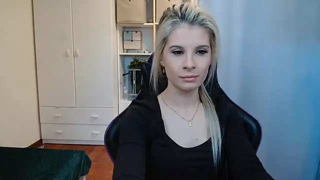 Snapshot of KristineGlow chatting on 4, 5, 2026 KristineGlow online show from 4, 5, 2026