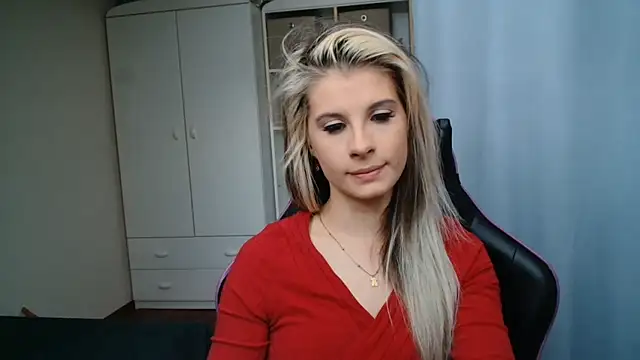 Snapshot of KristineGlow chatting on 7, 5, 2026 KristineGlow online show from 7, 5, 2026