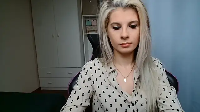 Snapshot of KristineGlow chatting on 9, 5, 2026 KristineGlow online show from 9, 5, 2026