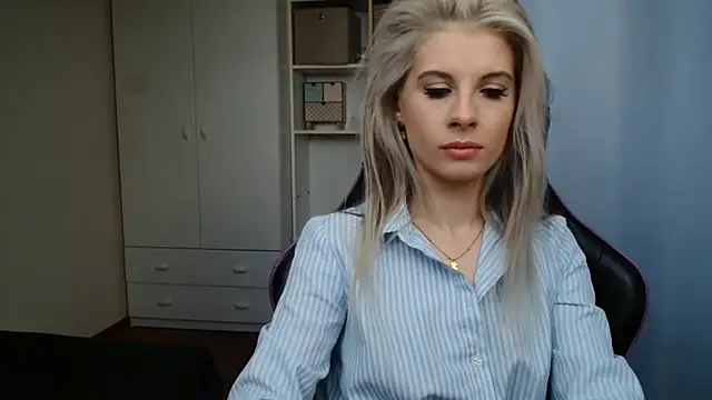 Snapshot of KristineGlow chatting on 27, 5, 2026 KristineGlow online show from 27, 5, 2026