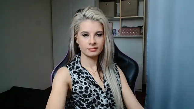 Snapshot of KristineGlow chatting on 18, 6, 2026 KristineGlow online show from 18, 6, 2026
