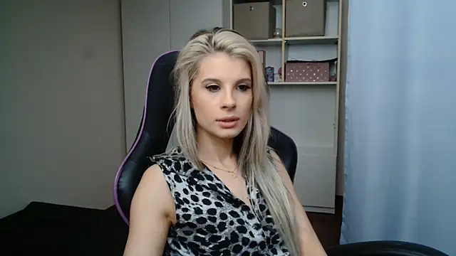 Snapshot of KristineGlow chatting on 18, 6, 2026 KristineGlow online show from 18, 6, 2026