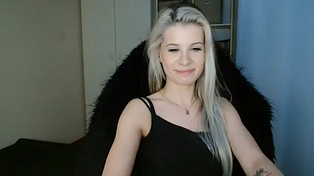 Snapshot of KristineGlow chatting on 19, 6, 2026 KristineGlow online show from 19, 6, 2026
