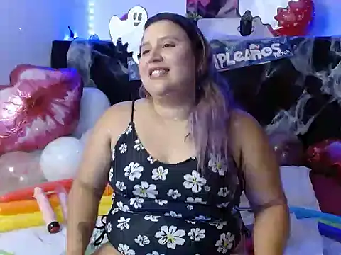 Snapshot of EmmaTower chatting on 7, 10, 2025 EmmaTower online show from 7, 10, 2025