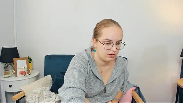Snapshot of AliceCrazy69 chatting on 17, 9, 2025 AliceCrazy69 online show from 17, 9, 2025