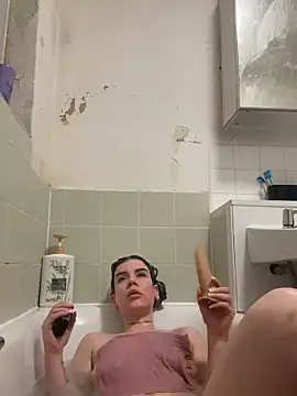 valentinalamont online show from 5, 12, 2025