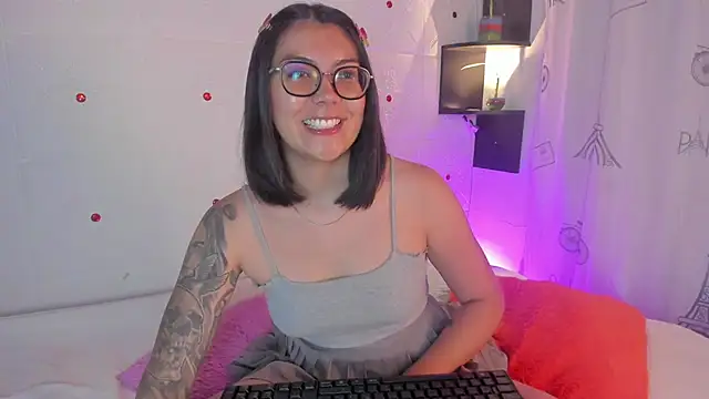 LolaXXXperience online show from 9, 9, 2025