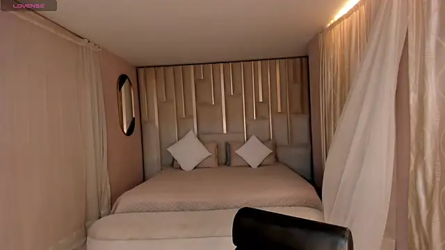 LucyWeiss  online show from 7, 10, 2025