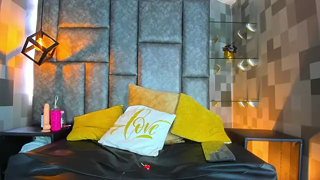 Emily Mitchell online show from 22, 11, 2025