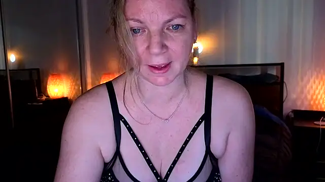 aussiepeaches online show from 15, 4, 2026