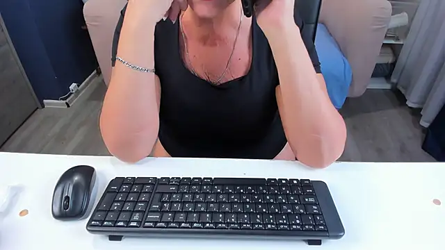 HotandMature online show from 13, 9, 2025