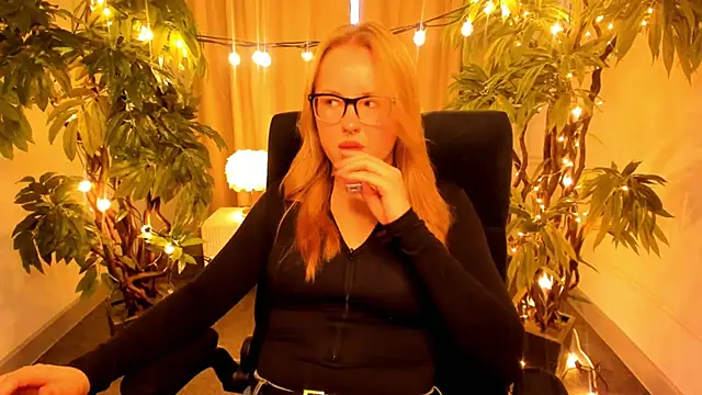 Snapshot of JudithWilson chatting on 10, 11, 2025 JudithWilson online show from 10, 11, 2025