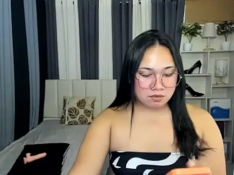 Snapshot of TsUncutKaren chatting on 25, 2, 2026 TsUncutKaren online show from 25, 2, 2026