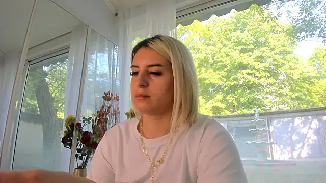 Snapshot of Ella_Vee chatting on 5, 5, 2026 Ella Vee online show from 5, 5, 2026
