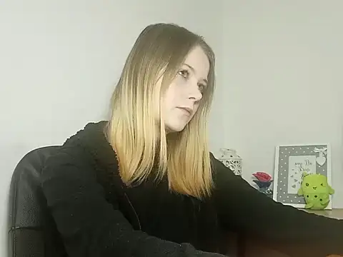 LydiaYoung online show from 6, 11, 2025