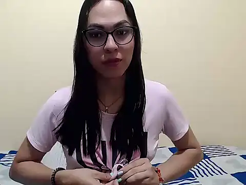 Snapshot of missblu chatting on 5, 12, 2025 missblu online show from 5, 12, 2025