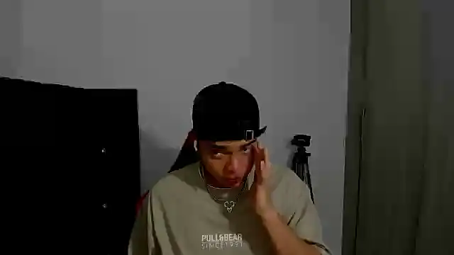 Snapshot of Axel-Latin-Boy chatting on 2, 10, 2025 Axel-Latin-Boy online show from 2, 10, 2025
