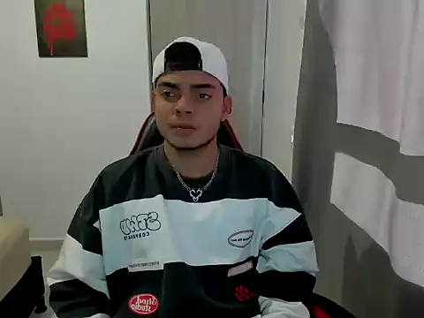 Snapshot of Axel-Latin-Boy chatting on 13, 10, 2025 Axel-Latin-Boy online show from 13, 10, 2025