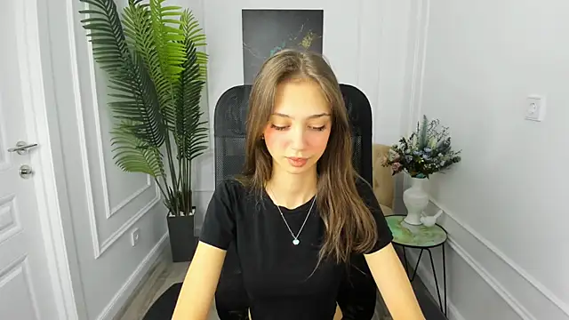 Snapshot of EmilyGraydis chatting on 8, 10, 2025 EmilyGraydis online show from 8, 10, 2025