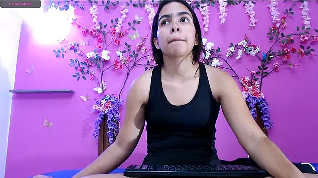 Snapshot of skinnysofia18 chatting on 24, 6, 2026 skinnysofia18 online show from 24, 6, 2026