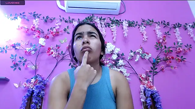 Snapshot of skinnysofia18 chatting on 1, 7, 2026 skinnysofia18 online show from 1, 7, 2026