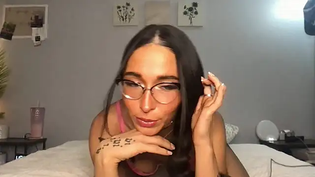Snapshot of MichelleXClarice chatting on 17, 9, 2025 MichelleXClarice online show from 17, 9, 2025