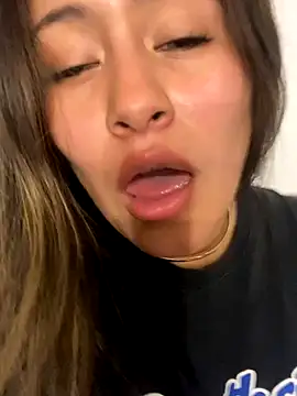 Snapshot of leil_6680 chatting on 16, 11, 2025 leil 6680 online show from 16, 11, 2025