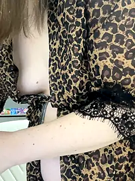 Snapshot of Risky-Flower chatting on 17, 12, 2025 Risky-Flower online show from 17, 12, 2025