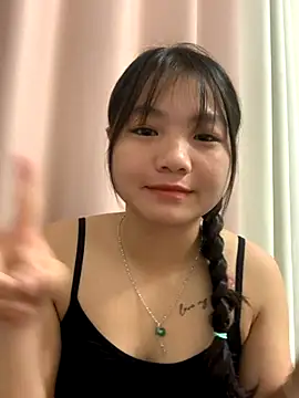 Snapshot of Emlyly-18 chatting on 9, 9, 2025 Emlyly-18 online show from 9, 9, 2025