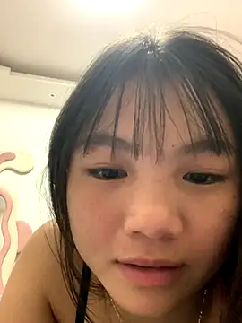 Snapshot of Emlyly-18 chatting on 16, 9, 2025 Emlyly-18 online show from 16, 9, 2025