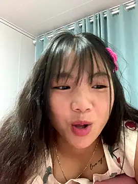 Snapshot of Emlyly-18 chatting on 4, 10, 2025 Emlyly-18 online show from 4, 10, 2025