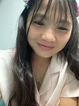 Snapshot of Emlyly-18 chatting on 5, 10, 2025 Emlyly-18 online show from 5, 10, 2025