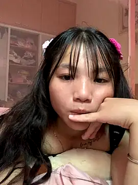 Snapshot of Emlyly-18 chatting on 8, 10, 2025 Emlyly-18 online show from 8, 10, 2025