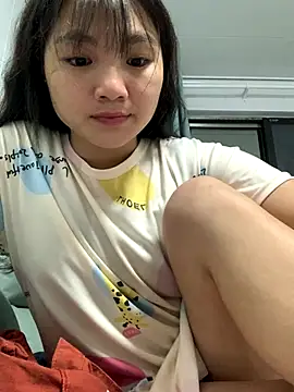 Snapshot of Emlyly-18 chatting on 11, 10, 2025 Emlyly-18 online show from 11, 10, 2025