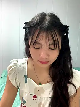 Snapshot of Emlyly-18 chatting on 12, 10, 2025 Emlyly-18 online show from 12, 10, 2025