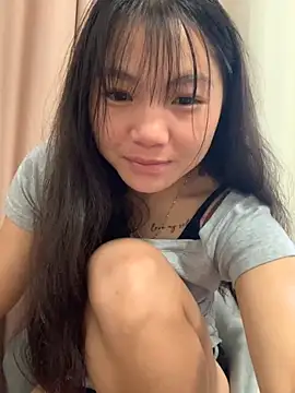 Snapshot of Emlyly-18 chatting on 13, 10, 2025 Emlyly-18 online show from 13, 10, 2025