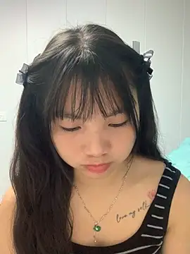 Snapshot of Emlyly-18 chatting on 17, 10, 2025 Emlyly-18 online show from 17, 10, 2025