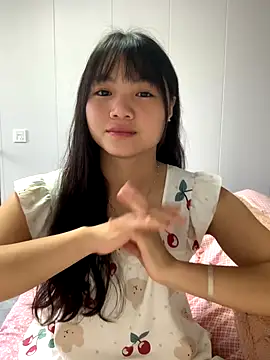 Snapshot of Emlyly-18 chatting on 23, 10, 2025 Emlyly-18 online show from 23, 10, 2025