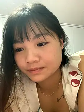 Snapshot of Emlyly-18 chatting on 23, 10, 2025 Emlyly-18 online show from 23, 10, 2025