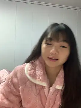 Snapshot of Emlyly-18 chatting on 26, 10, 2025 Emlyly-18 online show from 26, 10, 2025