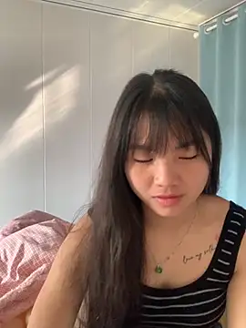 Snapshot of Emlyly-18 chatting on 2, 11, 2025 Emlyly-18 online show from 2, 11, 2025