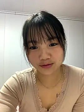 Snapshot of Emlyly-18 chatting on 7, 11, 2025 Emlyly-18 online show from 7, 11, 2025