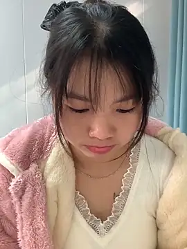 Snapshot of Emlyly-18 chatting on 12, 11, 2025 Emlyly-18 online show from 12, 11, 2025