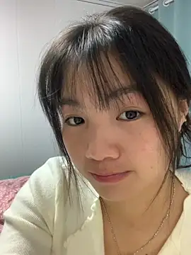 Snapshot of Emlyly-18 chatting on 13, 11, 2025 Emlyly-18 online show from 13, 11, 2025